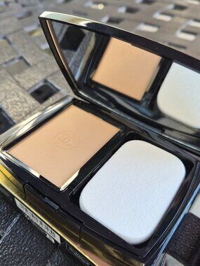 CHANEL ULTRA LE TEINT Compact Foundation (Powder Compact)-B20